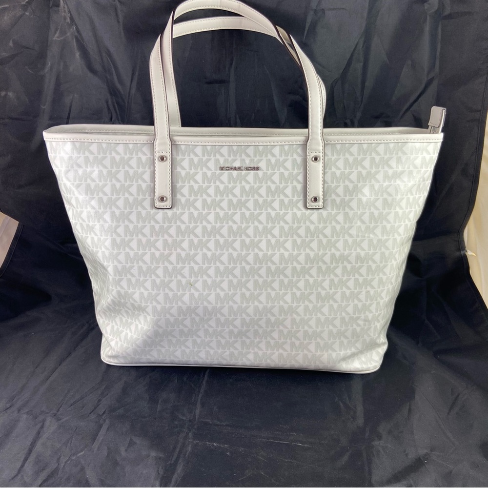 Michael Kors
Carter Large Top Zip Tote Bag White Double Strap Handles